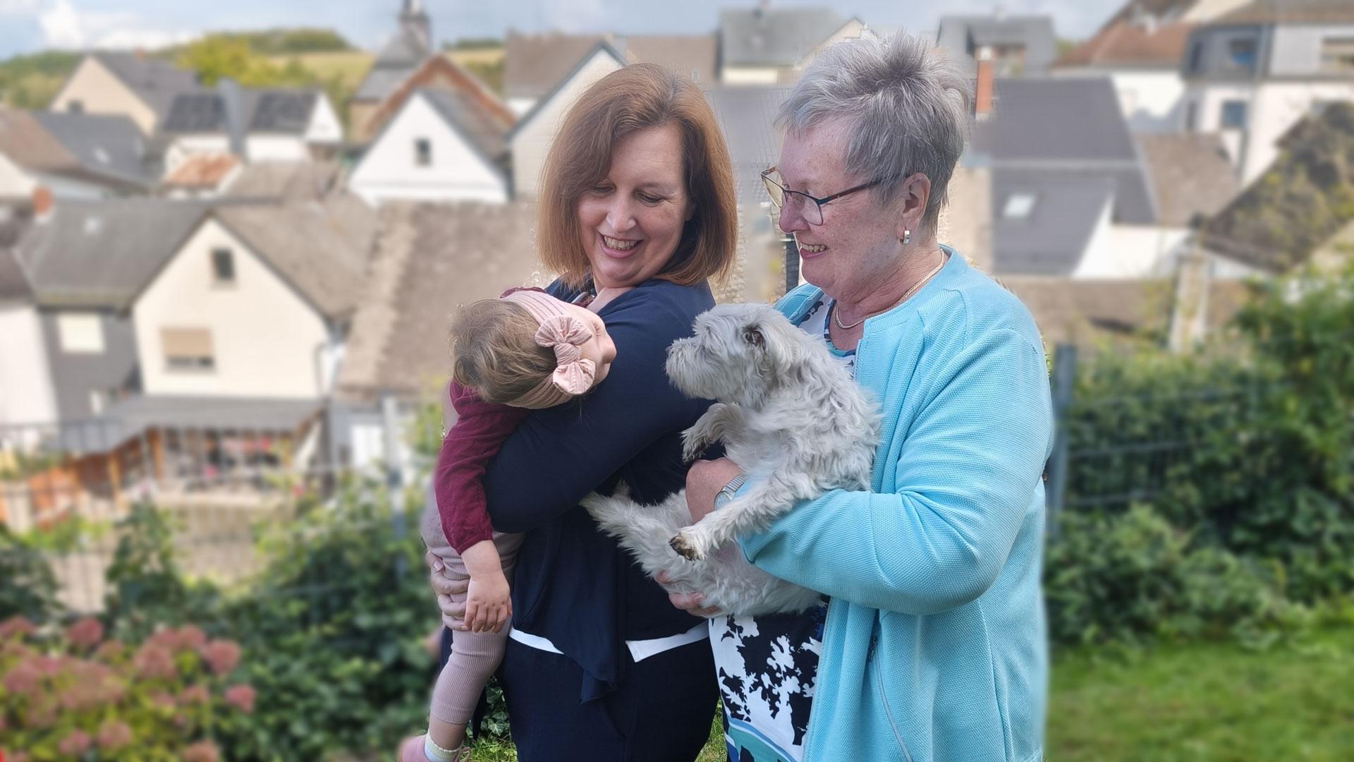 Die Stiftungsgründerinnen mit Amilia und Woody